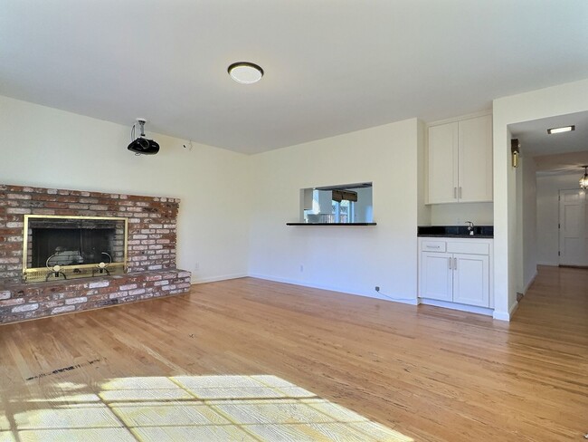 Building Photo - 4BD/2BA – Bright Los Altos cul-de-sac home...