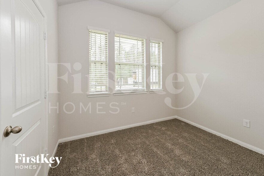 Building Photo - 14775 Country Club Dr