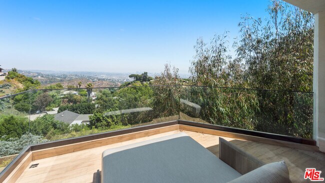 Building Photo - 2826 Las Alturas St