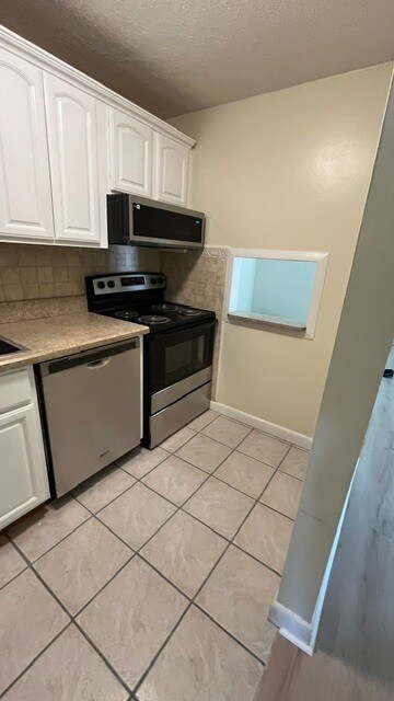 Kitchen - 40 Fountain Ln