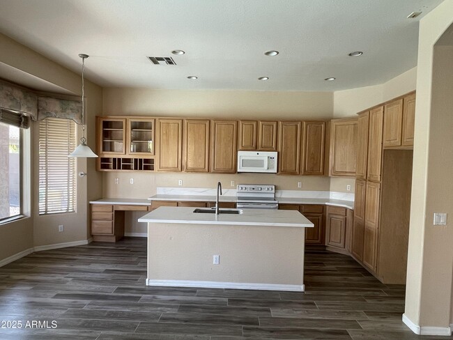 Building Photo - 901 W Oriole Way