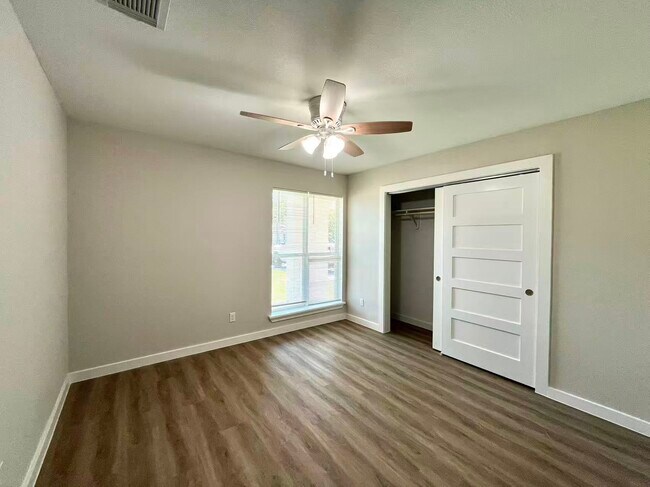 Building Photo - 2910 Cherry Hills Dr