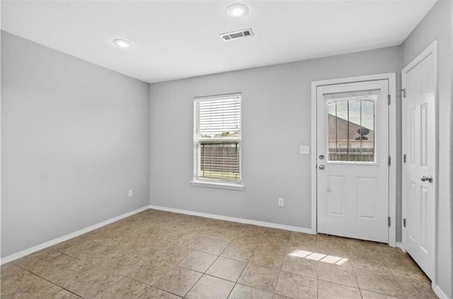 Building Photo - 611 Lasso Ln