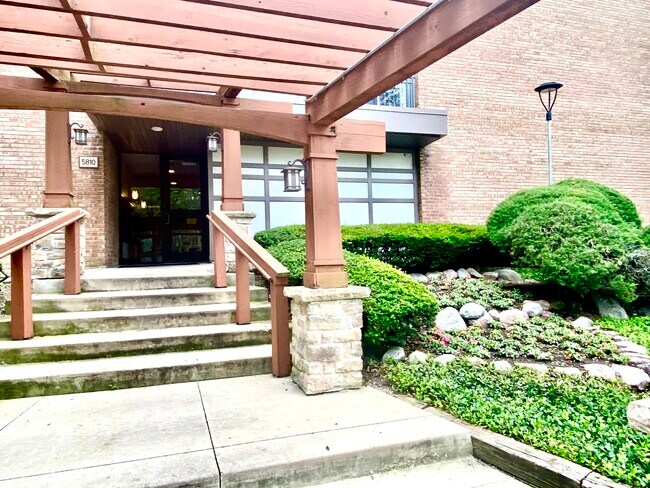 Building Photo - 5810 Oakwood Dr