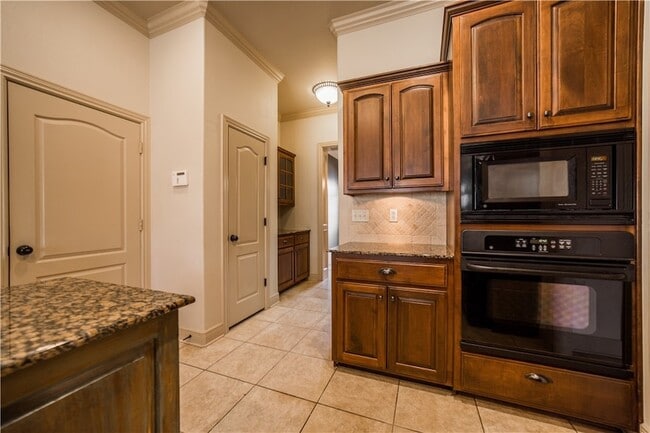 Building Photo - 3778 Prince Philipe St