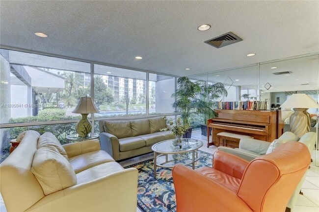 Building Photo - 2209 S Cypress Bend Dr