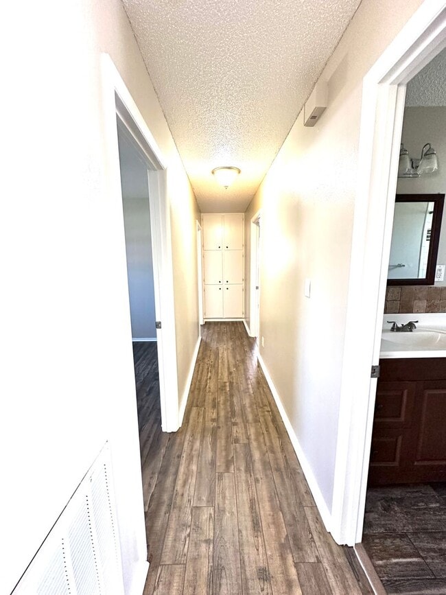 Building Photo - Updated 3-Bed Home with Garage & Fenced Ya...