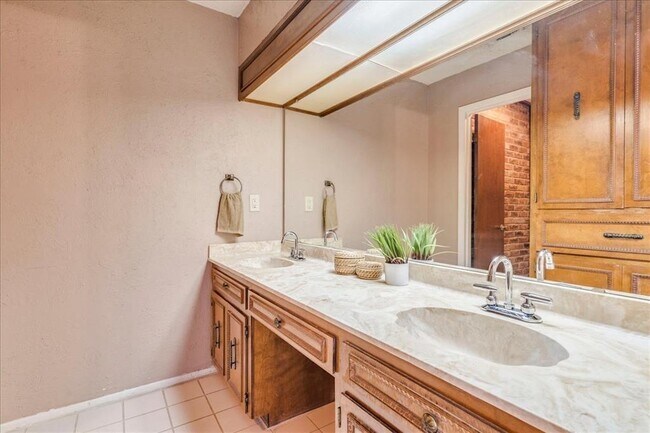 Building Photo - 904 Willow Creek Cir