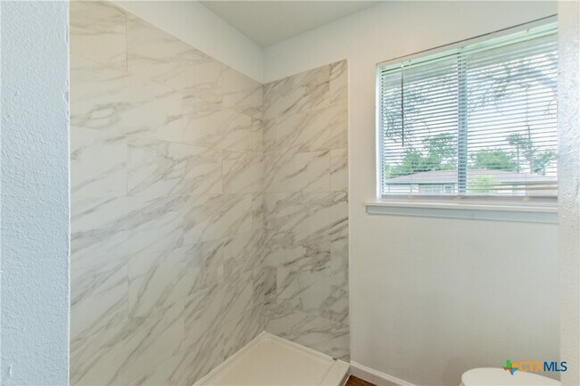Building Photo - 3209 Shady Hill Dr