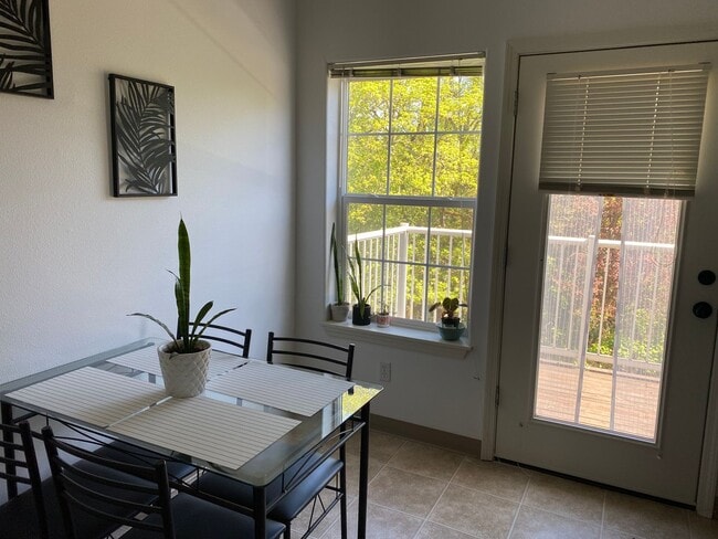 Building Photo - Location Location Location ~2 Bedroom 2.5 bath near OSU!