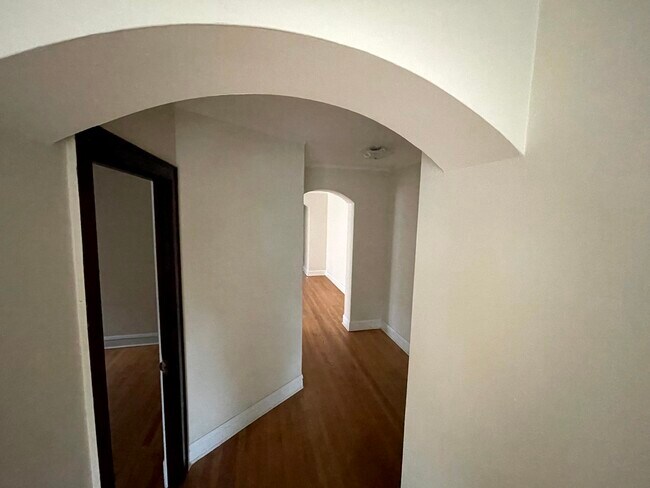 Building Photo - 4044 N Kilbourn Ave