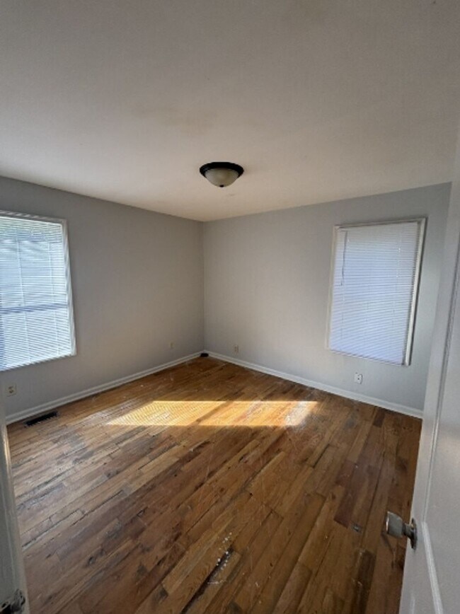 Building Photo - 3 Bed 1 Bath Available Now!