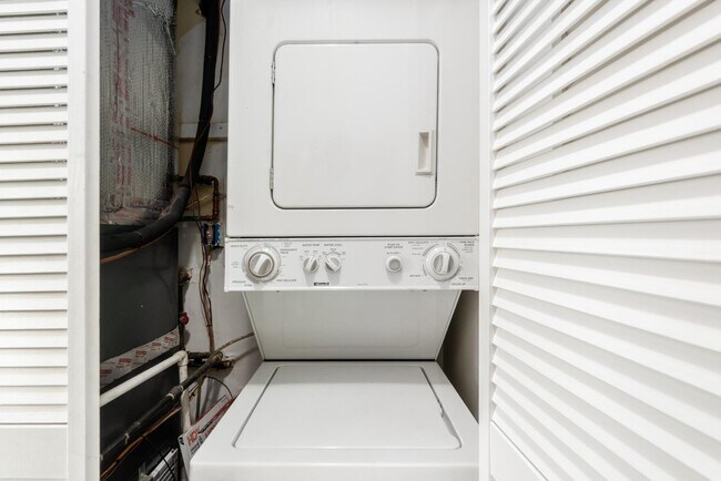 Building Photo - 1621 F St NE