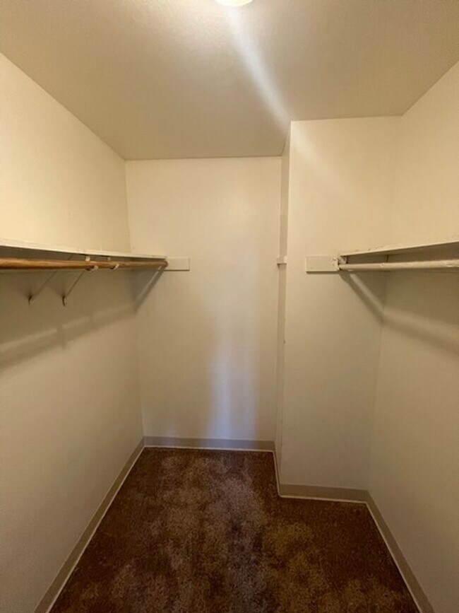 Building Photo - Downstairs 3 bedroom / $250 Smart & Final ...