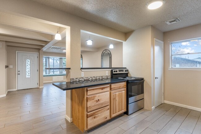 Building Photo - 400 N River Oaks Dr