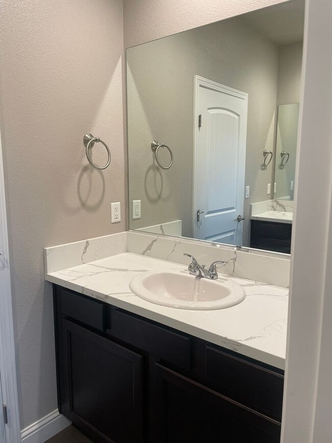 Building Photo - Holiday Move-In Special! $200 OFF 1st MONT...