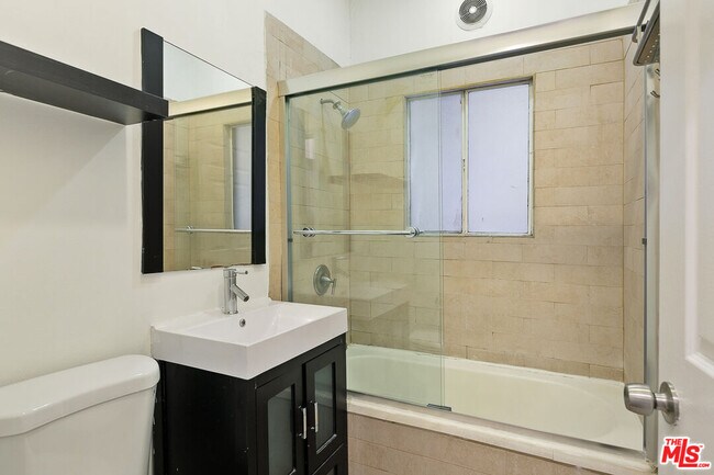 Building Photo - 7229 Willoughby Ave