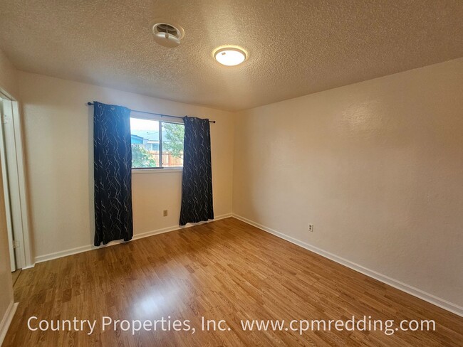 Building Photo - Spacious 3-Bedroom House with Gated Pool in Panorama Heights Coming Available Now!