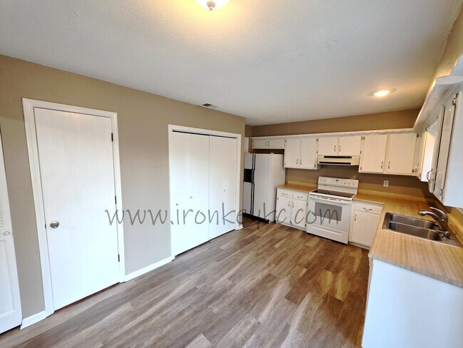 Building Photo - 10176 Haskins St