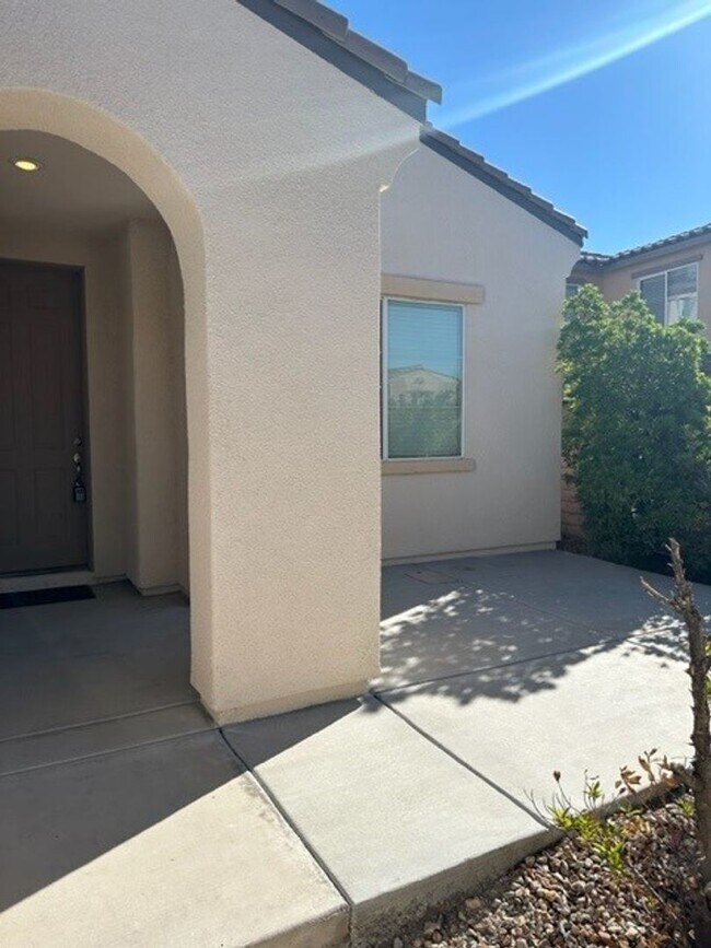 Building Photo - Beautiful 4 bedroom home In Paseos Summerlin - 2 Weeks free 1st month rent!!! Minutes from DT Sum...