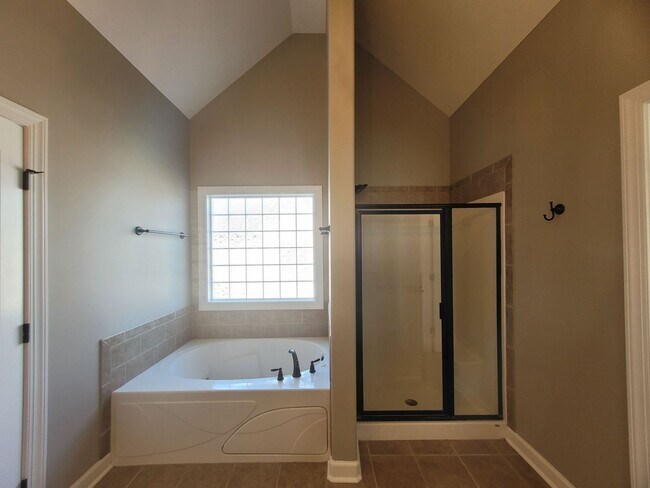 Building Photo - - Majestic 3 Bedroom 2.5 Bath + Bonus Room...