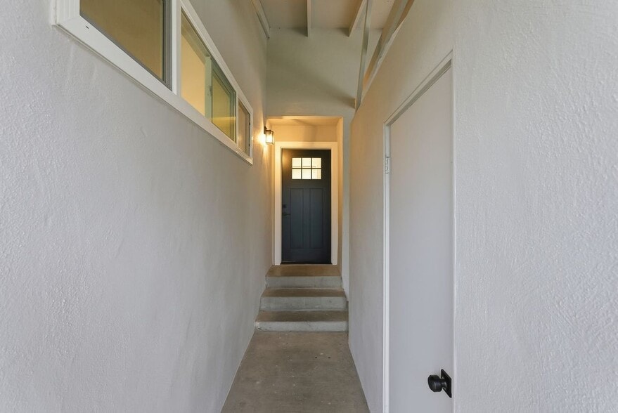 Building Photo - 446 Waddington Ave