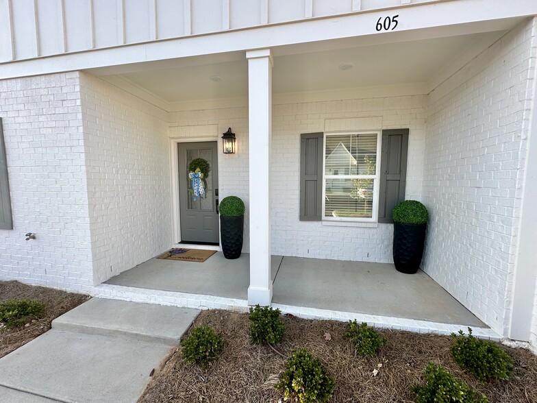 Building Photo - 605 Meadow Crest Cir