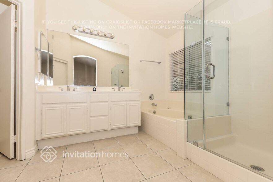 Building Photo - 15128 Versailles St