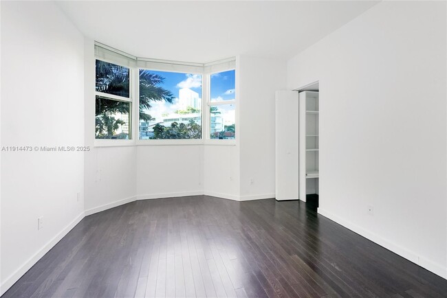 Building Photo - 300 South Pointe Dr