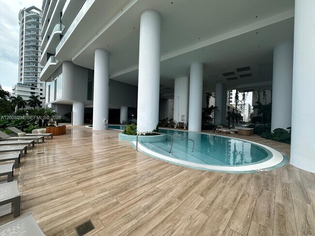 Building Photo - 700 NE 24th St