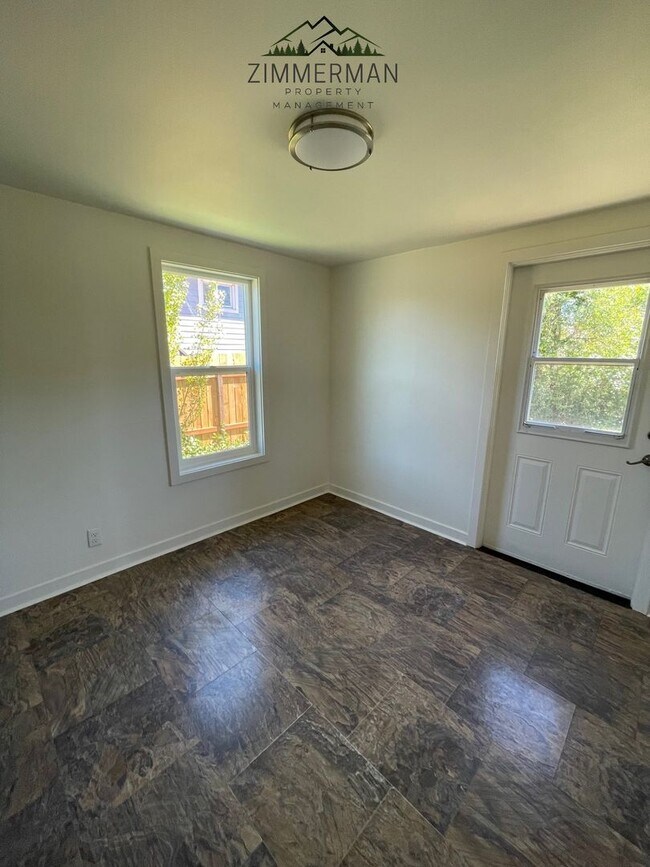 Building Photo - Newly remodeled house in a quiet neighborhood in Springfield
