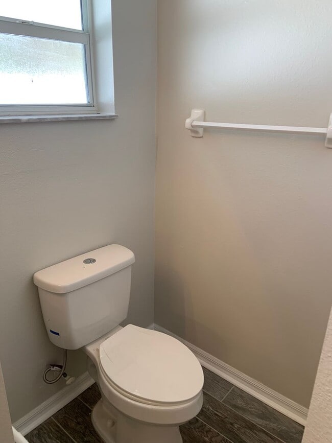 Building Photo - Updated 3 bed/ 2bath- Lehigh Woods