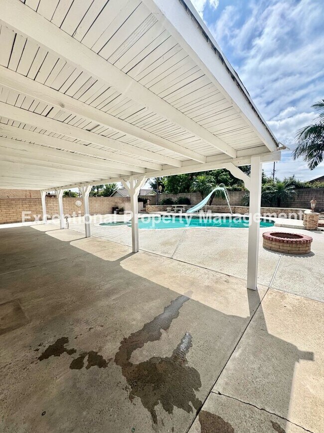 Building Photo - Ready to move in 4 bed 2 bath pool home!