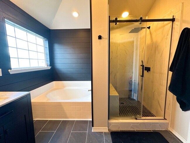 Building Photo - Spacious 4-Bedroom Home with Office Space ...