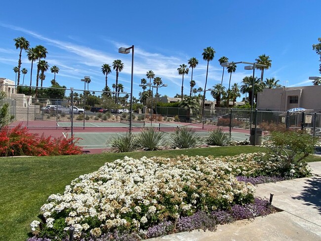 Building Photo - AVAILABLE NOW! LOVELY 1 Bed 2 Bath Condo i...