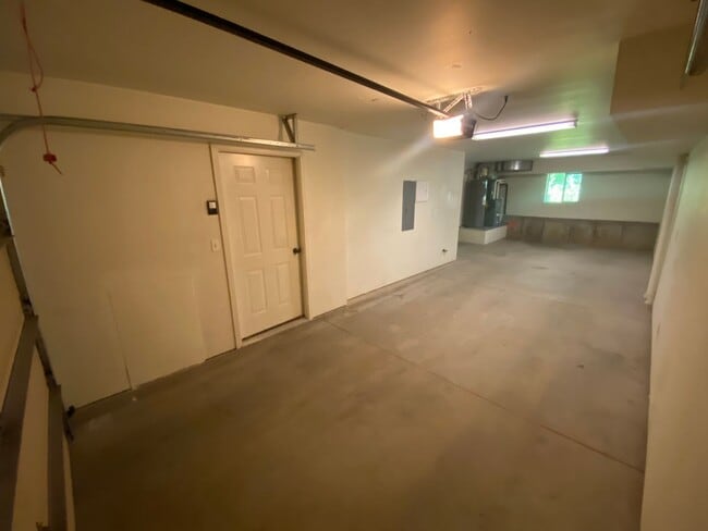 Building Photo - Two Bedroom Townhome Minutes from Downtown