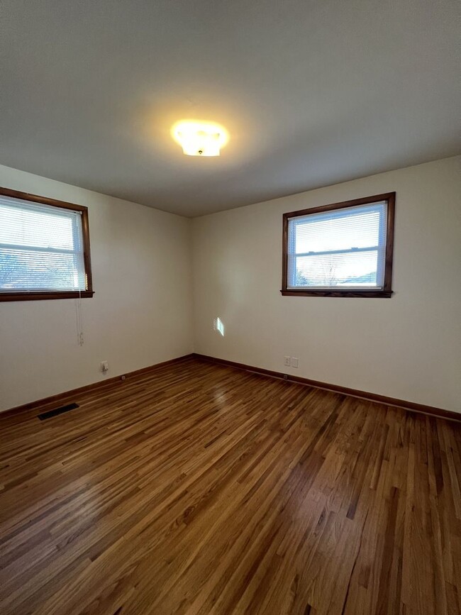 Building Photo - Single-Family Home with 2 Bedrooms and 1.5...