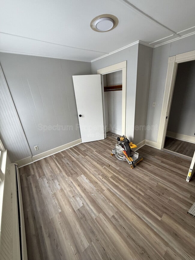 Building Photo - 2 Front Pl