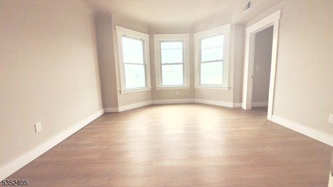 Building Photo - 1044 Sanford Ave
