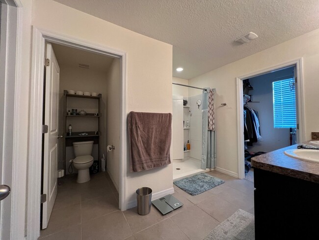 Building Photo - Almost new 5-bedroom, 3-bath home ready to...