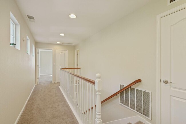 Building Photo - 356 S Paraiso Way