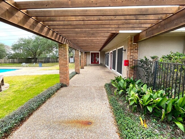 Building Photo - SUBLEASE AVAILABLE JULY  Spacious One Bedroom Condo Close to Campus On the Bus Route