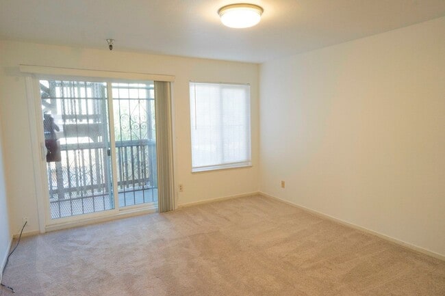 Building Photo - Mid-floor Flat in a duplex located in the Inner Richmond / Laurel Heights.