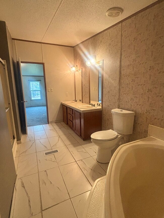 Building Photo - 54 Erin Dr