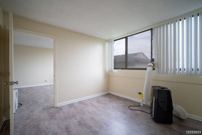 Building Photo - CONVENIENTLY LOCATED 1BR/1BA/1PKG UNIT IN THE CENTRE COURT CONDOMINIUM IN HALAWA