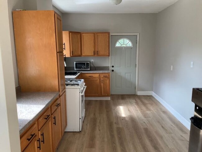 Building Photo - 611 E Mitchell Ave