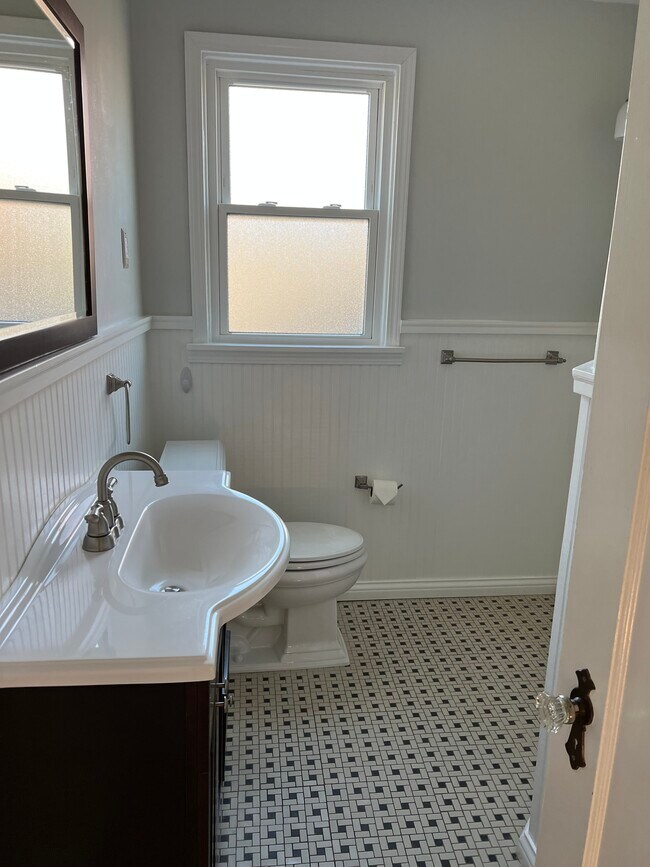 Building Photo - 4964 Oaklawn Dr