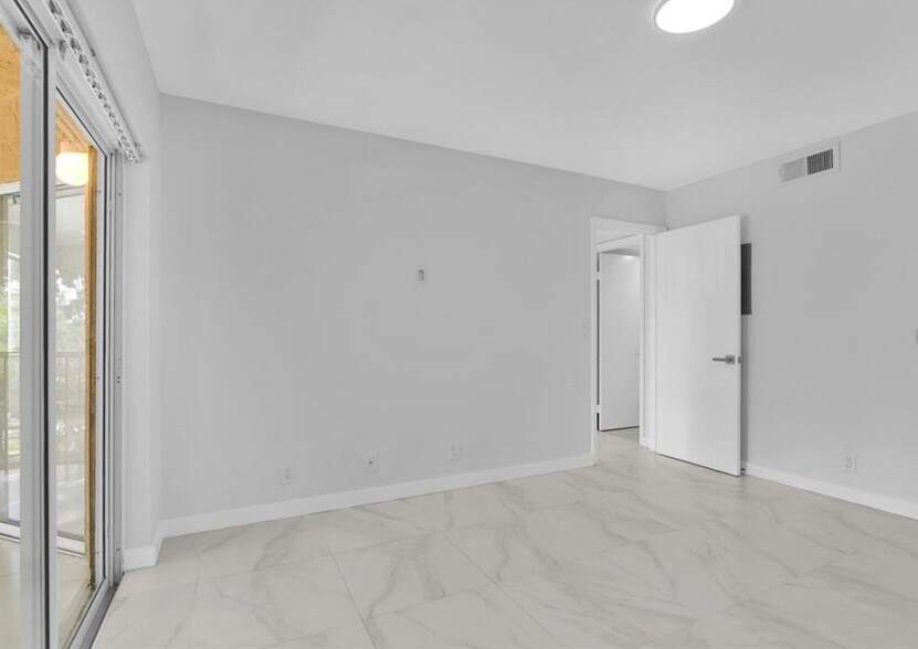 Building Photo - 3430 Pinewalk Dr N