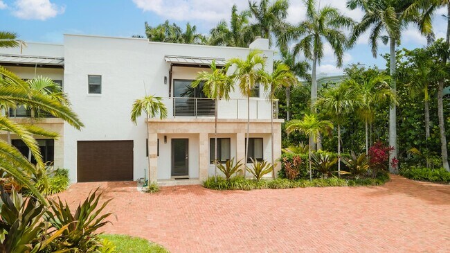 Building Photo - 1121 Bel Air Dr