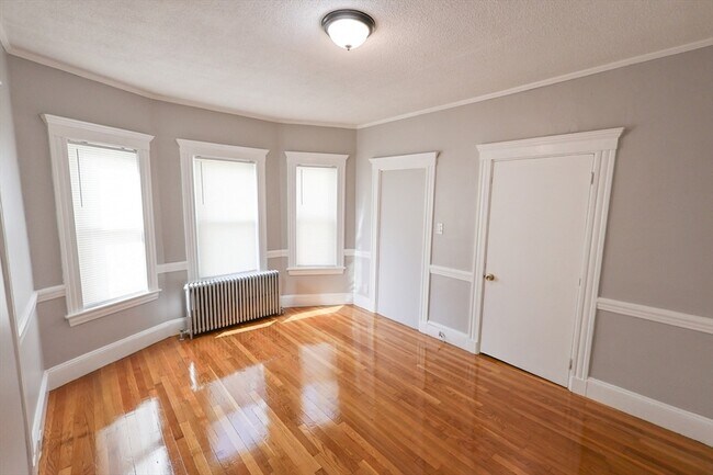 Building Photo - 129 Draper St